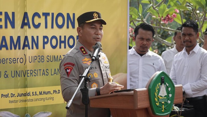 Kapolda Riau Irjen Herry Heryawan menghadiri Green Action penanaman 300 pohon di Kampus Unilak, Pekanbaru, Senin (7/7/2026).