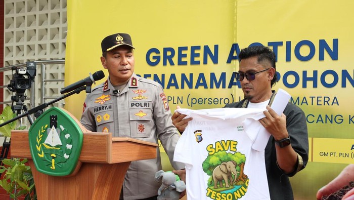 Kapolda Riau Irjen Herry Heryawan menghadiri Green Action penanaman 300 pohon yang diinisiasi Unilak dan PLN, Senin (7/7/2025).