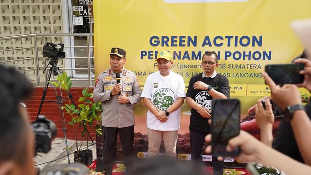 Kapolda Riau Irjen Herry Heryawan menghadiri 'Green Action' penanaman 300 pohon nan diinisiasi Unilak dan PLN, Senin (7/7/2025).