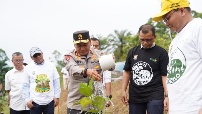 Kapolda Riau Irjen Herry Heryawan menghadiri Green Action penanaman 300 pohon yang diinisiasi Unilak dan PLN, Senin (7/7/2025).
