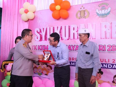 Kapolres Brebes, AKBP Achmad Oka Mahendra, meresmikan gedung baru TK Kemala Bhayangkari 28 Bumiayu Brebes, Senin (7/7/2025).