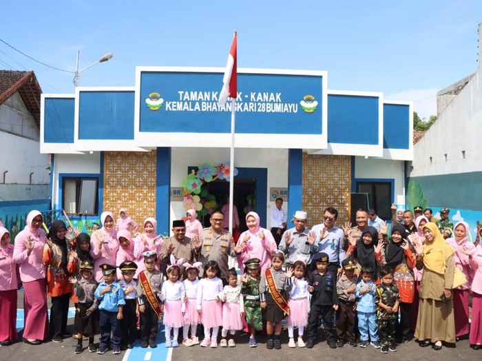 Kapolres Brebes, AKBP Achmad Oka Mahendra, meresmikan gedung baru TK Kemala Bhayangkari 28 Bumiayu Brebes, Senin (7/7/2025).