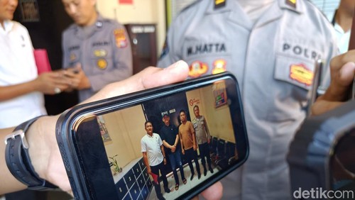 Penyidik Ditreskrimum Polda NTB menunjukkan foto Kompol I Made Yogi Purusa Utama dan Ipda Haris Chandra ditahan di Rutan Polda NTB. (Foto: Abdurrasyid Efendi/detikbali).