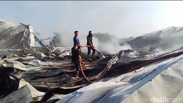Kebakaran pabrik di Ngawi