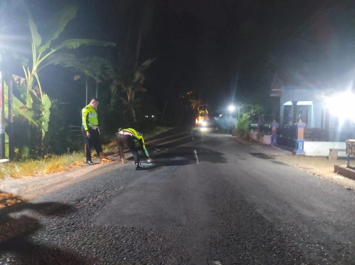 Polisi melakukan olah TKP tabrak lari di Jalan KH. Hisyam, Dukuh VIII, Bojong, Panjatan, Kulon Progo, pada Minggu (6/7/2025).