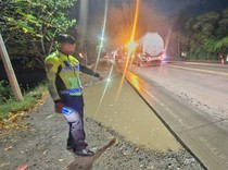 Pasutri Gresik Tewas Tabrak Bus Usai Gagal Nyalip Truk