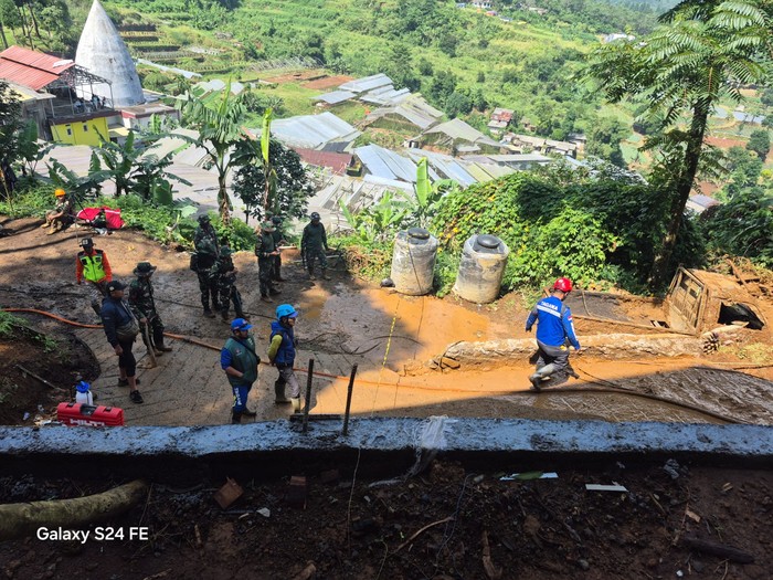 Kementerian Sosial langsung melakukan penanganan awal korban banjir dan tanah longsor di kawasan Puncak, Kabupaten Bogor, Jawa Barat yang terjadi Sabtu (5/7) sekitar pukul 18.30 WIB.