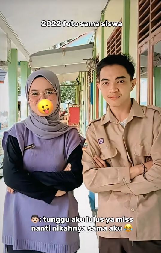Kisah Ajeng yang menikah dengan Fikri, mantan muridnya.