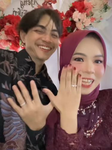 Kisah Ajeng yang menikah dengan Fikri, mantan muridnya.