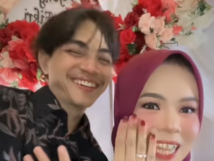 Kisah Ajeng yang menikah dengan Fikri, mantan muridnya.