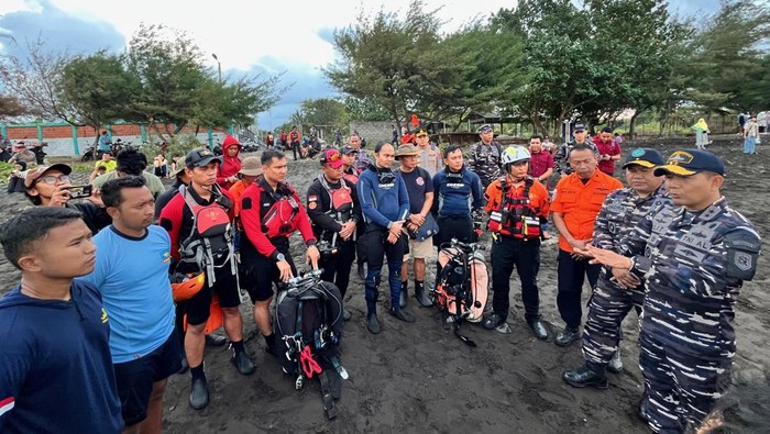 Pangkoarmada II Laksamana Muda TNI I Gung Putu Alit Jaya tengah memberikan arahan pada penyelam yang bertugas pada Senin (6/7/2025)