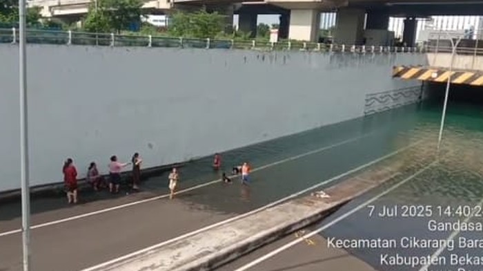 Kolong flyover di Cikarang Barat, Kabupaten Bekasi berubah menjadi kolam renang dadakan, Senin (7/7/2025).