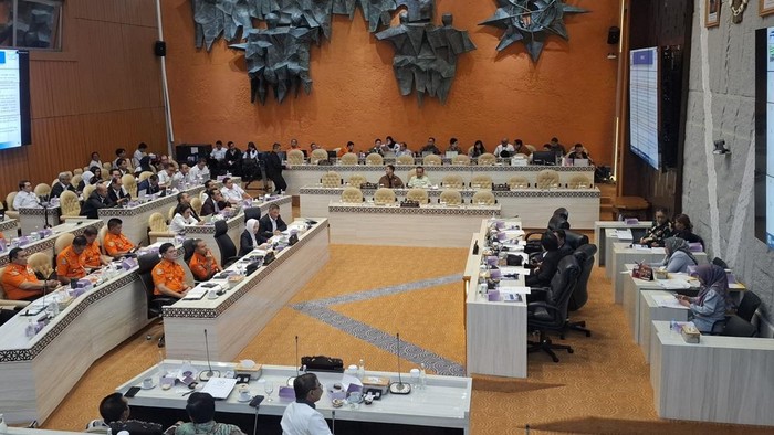 Komisi V DPR melaksanakan rapat dengar pendapat dengan Basarnas hingga BMKG membahas evaluasi APBN 2025 hingga anggaran 2026 di kompleks parlemen, Senayan, Jakarta, Senin (7/7/2025).