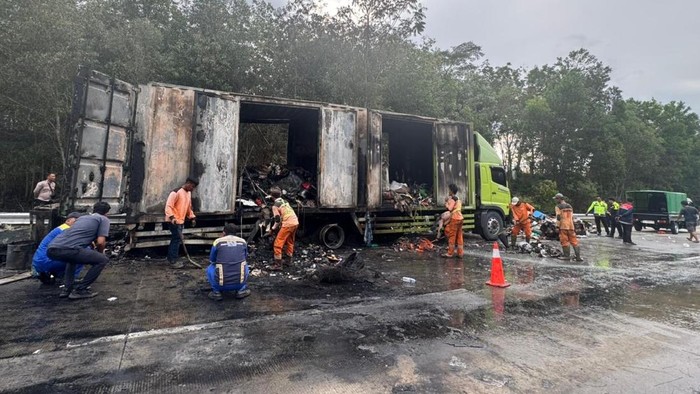 Kondisi truk ekspedisi yang terbakar di tol Lampung