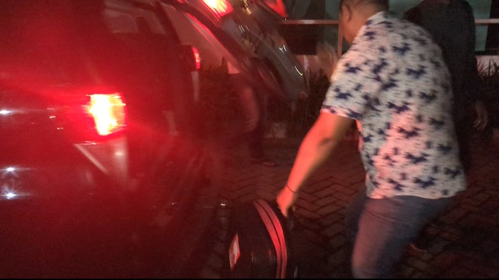 Penyidik KPK membawa koper saat keluar dari gedung Pemkab Lamongan