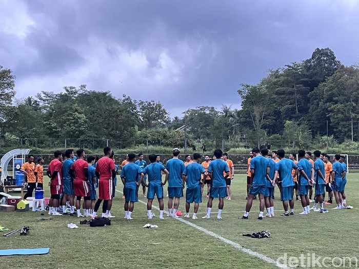 Latihan perdana PSS Sleman di Lapangan Pakembinangun, Sleman, Senin (7/7/2025).