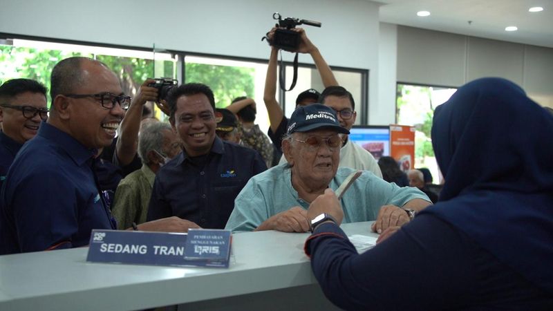 Layanan pencairan uang pensiun di Pos Indonesia.
