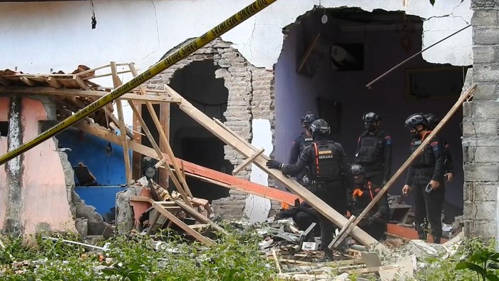 Petugas menyisir TKP ledakan yang hancurkan rumah warga di Pasuruan