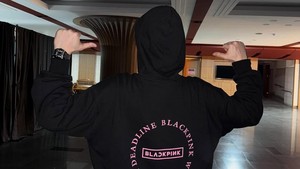 Aktor Lee Dong Hwi pamer merch official BLACKPINK! (Foto: dok. Instagram @dlehdgnl)