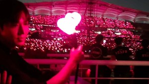 Lee Min Ho juga eksis nih di bangku penonton bawa lightstick buat dukung Jisoo. (Foto: dok. Instagram @actorleeminho)