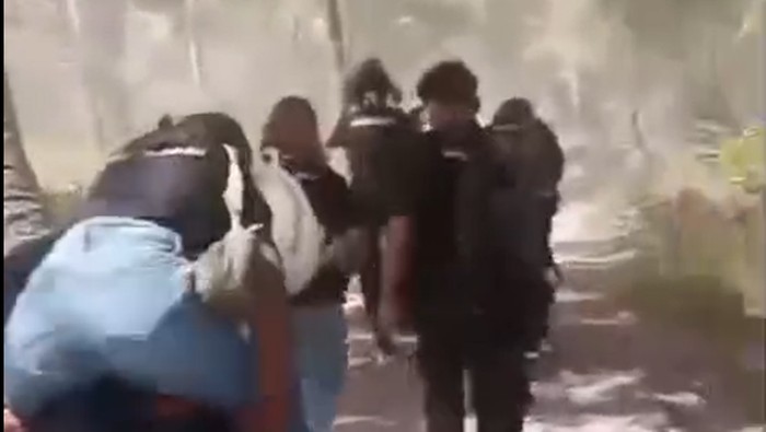 Mahasiswa Unipa Maumere berlarian akibat terdampak abu dan hujan pasir erupsi Gunung Lewotobi Laki-laki. (Tangkapan layar video viral)