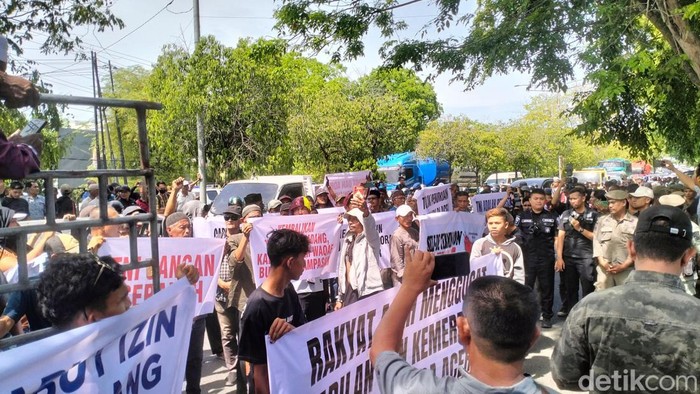 Massa aksi Rakyat Aceh Menggugat di depan Kanto Gubernur Aceh. (Foto: Agus Setyadi)