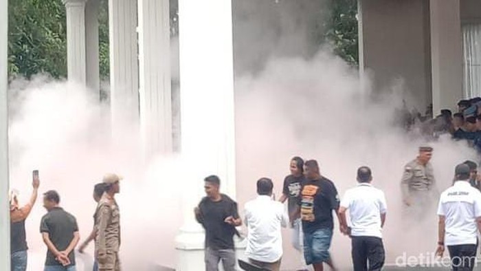 Massa yang tergabung dalam Aliansi Sopir Indonesia Gorontalo menggelar aksi di Rumah Dinas Gubernur Gorontalo. Massa membakar ban hingga asap membumbung di lokasi.