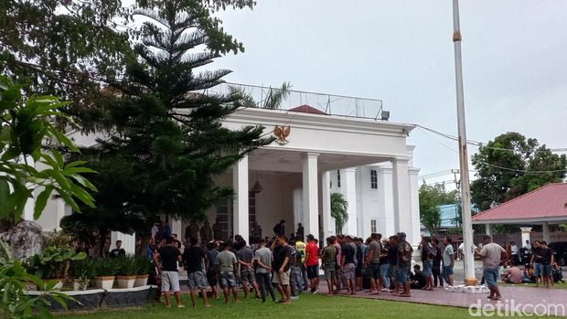 Massa yang tergabung dalam Aliansi Sopir Indonesia Gorontalo menggelar aksi di Rumah Dinas Gubernur Gorontalo menolak RUU aturan over dimension dan overload.
