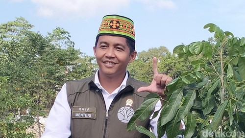 Menteri Kehutanan RI, Raja Juli Antoni, menanam pohon di Persemaian Modern Labuan Bajo, Senin (7/7/2025).