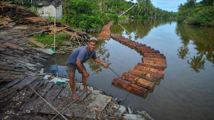 Pekerja membelah batang sagu yang sudah direndam di Muara Siberut, Kepulauan Mentawai, Sumatera Barat, Senin (7/7/2025). Batang pohon sagu tersebut selain diolah sebagai makanan pokok masyarakat Mentawai yang biasa dijual Rp50 ribu per 25 kilogram itu juga diolah menjadi tepung dan sisanya menjadi makanan ternak.  ANTARA FOTO/Iggoy el Fitra/nym.