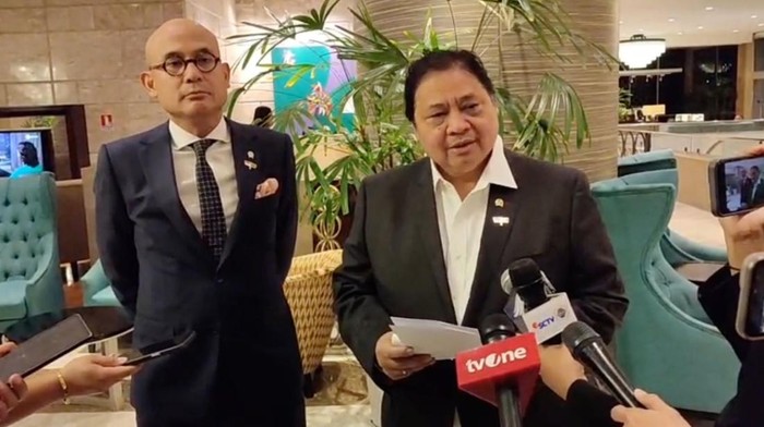 Menko Bidang Perekonomian Airlangga Hartarto (kanan) bersama Wamenlu Arrmanatha Nasir usai acara KTT BRICS 2025 di Brasil. (dok Tim Media Presiden)