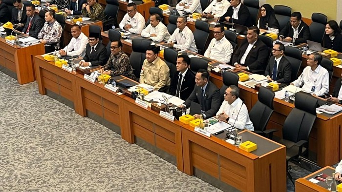 Menko Polkam Budi Gunawan (BG) rapat kerja bersama para Menko Kabinet Merah Putih di kompleks parlemen, Senayan, Jakarta, Senin (7/7/2025).