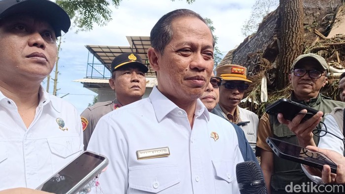 Menteri Lingkungan Hidup Hanif Faisol bakal menindak tegas pemilik vila yang sebabkan longsor di area vila kawasan Cisarua, Bogor (Rizky Adha/detikcom)