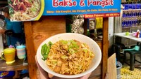Uniknya mie ayam gerobak ini laris sejak pagi. Banyak warga Jakarta Pusat yang memilih sarapan dengan mie ayam dibanding makanan berat lainnya. Foto: detikFood