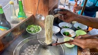 Semua bahan dibuat sendiri, dari mie hingga sambal. Ayamnya pun murni tanpa campuran dan saus yang digunakan merupakan merek berkualitas. Foto: detikFood