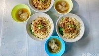 Menunya simpel tapi nikmat. Tersedia mie ayam, mie yamin, pangsit rebus, kwetiau, dan bihun, semua diracik dengan resep keluarga yang masih dipertahankan. Foto: detikFood