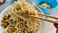 Rasa mie ayamnya khas Wonogiri, manis dan gurih. Tekstur mienya pipih dan kenyal. Disarankan dinikmati tanpa saus lebih dulu untuk merasakan cita rasa asli. Foto: detikFood