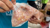 Pangsit rebusnya pun dibuat dadakan. Kulit dan isinya dibuat sendiri dari daging ayam segar, lembut saat digigit dan cocok sebagai pelengkap mie. Foto: detikFood