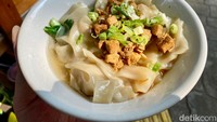 Mie Ayam Pak Loso buka pukul 06.00–16.30. Sudah tersedia di aplikasi makanan dan bisa dibayar non-tunai lewat QRIS. Foto: detikFood