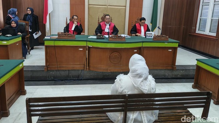 ‎Mira Hayati divonis 10 bulan penjara dan denda Rp 1 miliar dalam kasus skincare yang mengandung bahan merkuri di Makassar.