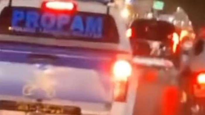 Mobil Propam Polres Tapsel yang dinarasikan melalukan tabrak lari dan dikemudikan pelajar di Medan (Foto: Istimewa)