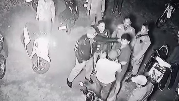 Momen anggota Polda Gorontalo diduga dikeroyok oknum anggota Satpol PP Kota Gorontalo.