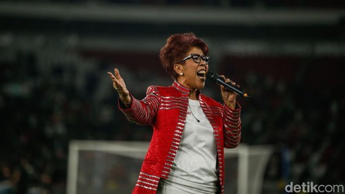 Lagu kebangsaan Indonesia Raya dibawakan Rita Butar Butar saat kedua kesebelasan antara Oxford United fc berhadapan dengan Indonesia All Star di SUGBK, Jakarta, Minggu (6/7/2025).
