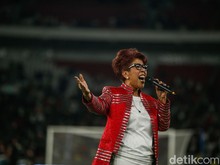 Momen Rita Butar Butar Salah Lirik Indonesia Raya di Pembukaan Piala Presiden Momen Rita Butar Butar Salah Lirik Indonesia Raya di Pembukaan Piala Presiden