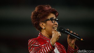 Penyanyi senior legendaris Rita Butar Butar menyanyikan lagu Indonesia Raya saat pembukaan Piala Presiden 2025 di SUGBK, Jakarta, Minggu (6/7/2025).