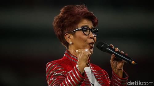 Lagu kebangsaan Indonesia Raya dibawakan Rita Butar Butar saat kedua kesebelasan antara Oxford United fc berhadapan dengan Indonesia All Star di SUGBK, Jakarta, Minggu (6/7/2025).