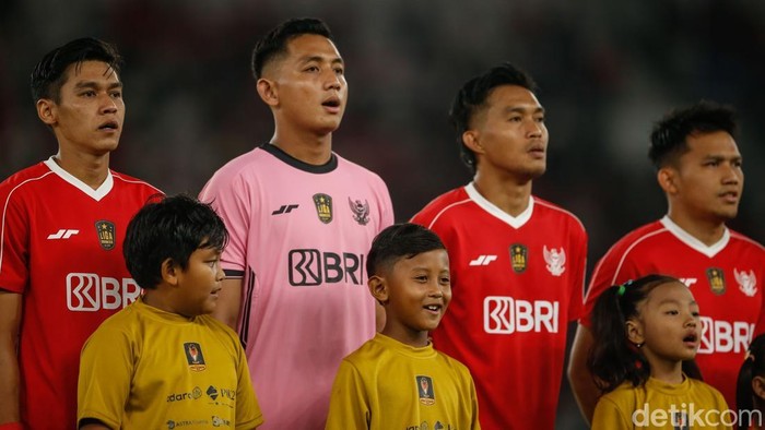 Lagu kebangsaan Indonesia Raya dibawakan Rita Butar Butar saat kedua kesebelasan antara Oxford United fc berhadapan dengan Indonesia All Star di SUGBK, Jakarta, Minggu (6/7/2025).