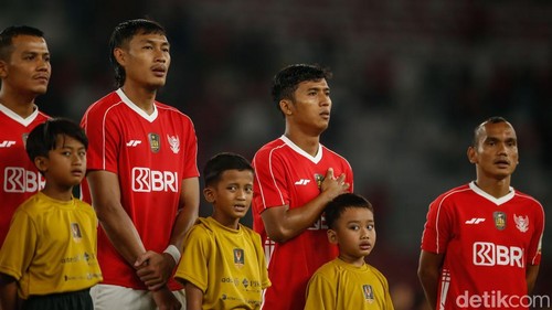 Lagu kebangsaan Indonesia Raya dibawakan Rita Butar Butar saat kedua kesebelasan antara Oxford United fc berhadapan dengan Indonesia All Star di SUGBK, Jakarta, Minggu (6/7/2025).