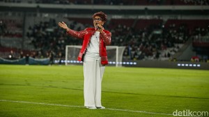 Sayangnya, Rita salah lirik ketika menyanyikan lagu kebangsaan tersebut dan berujung dicecar netizen.