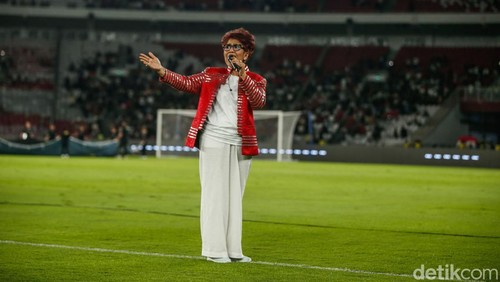 Lagu kebangsaan Indonesia Raya dibawakan Rita Butar Butar saat kedua kesebelasan antara Oxford United fc berhadapan dengan Indonesia All Star di SUGBK, Jakarta, Minggu (6/7/2025).